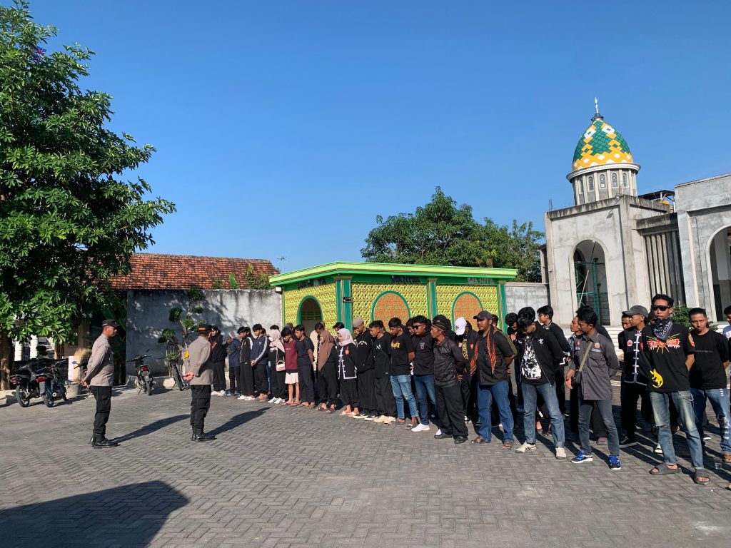 Polsek Karanggeneng Amankan Kegiatan Pengawalan Siswa Baru IKSPI Kera Sakti