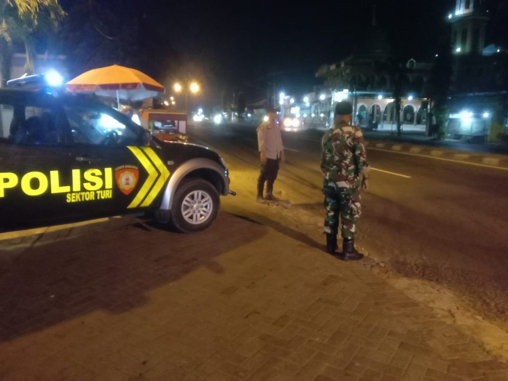 Patroli Blue Light Polsek Turi dan Koramil Turi Antisipasi 3C di Jalan Raya Poros