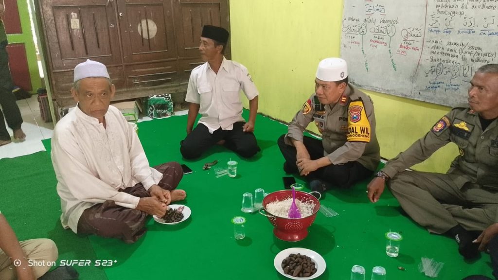 Dialog Polisi, Kiai, dan Pemuda di Balai Desa Sungelebak: Tepis Hoaks, Jaga Kondusifitas Lamongan