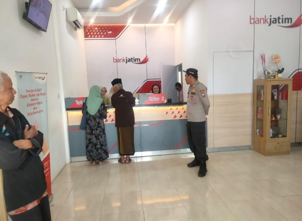 Patroli Kamtibmas Polres Lamongan Sasar Bank Jatim dan Pemukiman Warga
