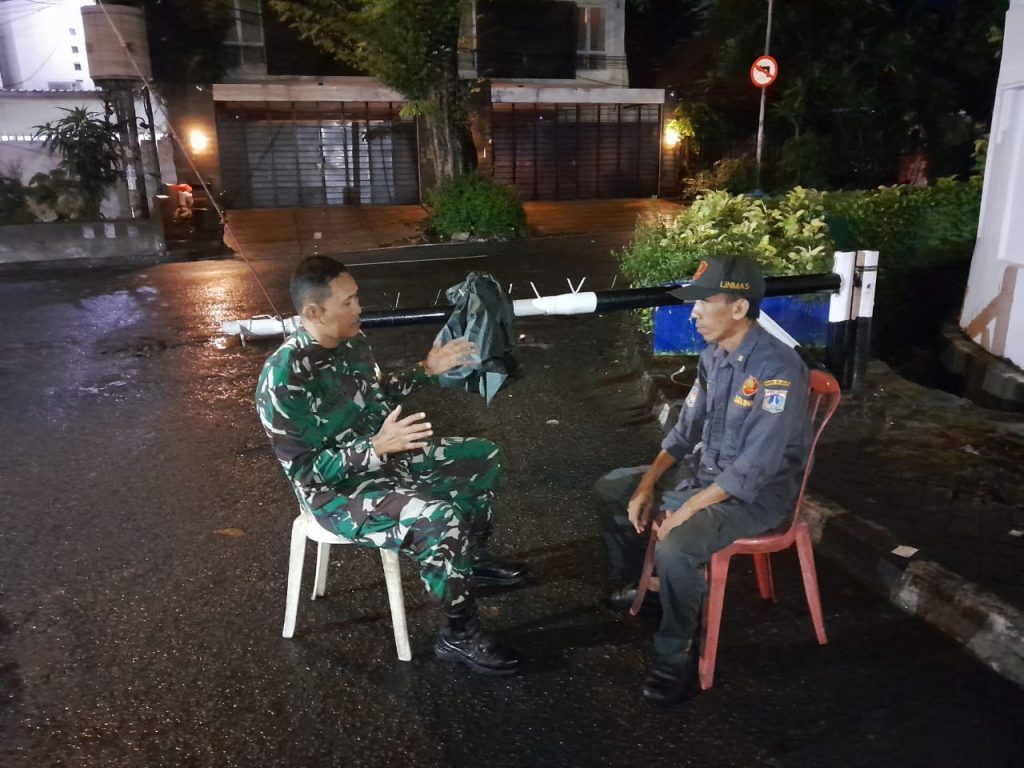 Babinsa Koramil 03/Grogol Petamburan Serda Rinto Sulistiyanto Siskamling Pam Swakarsa Bersama Komduk