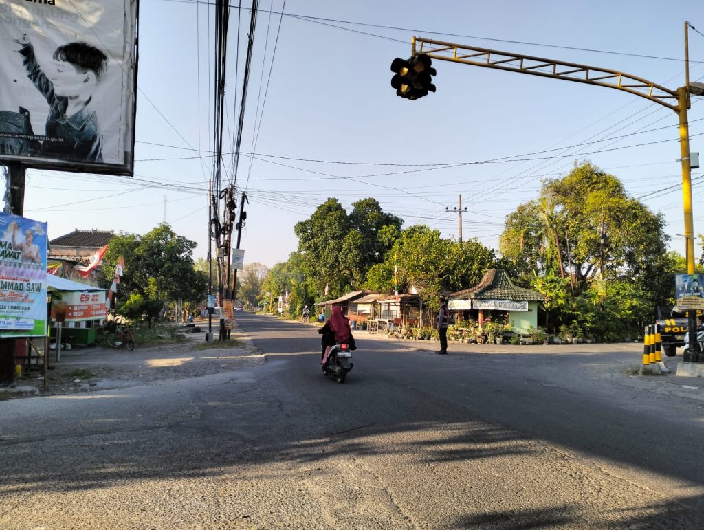 Polsek Maduran Laksanakan Commander Wish Pagi, Atur Arus Lalu Lintas di Simpang Empat Dempel
