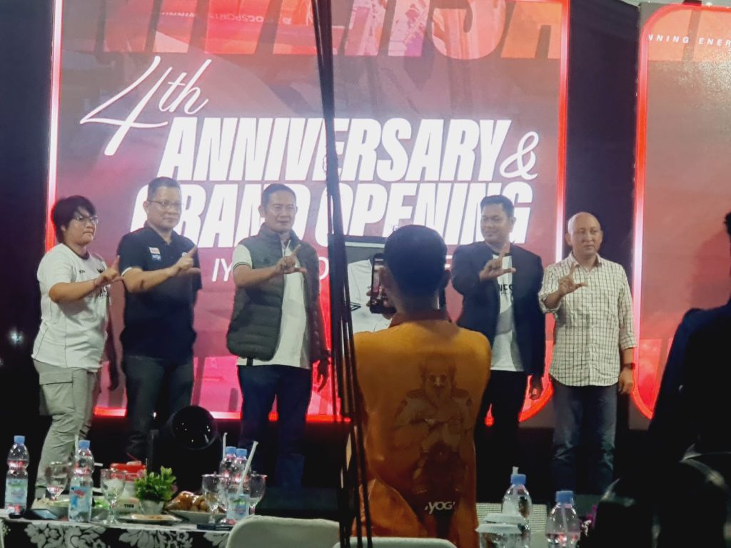 Produk Lokal Bisa Go Internasional, Bupati Lamongan Apresiasi Iyog Sport Store di Pengangsalan