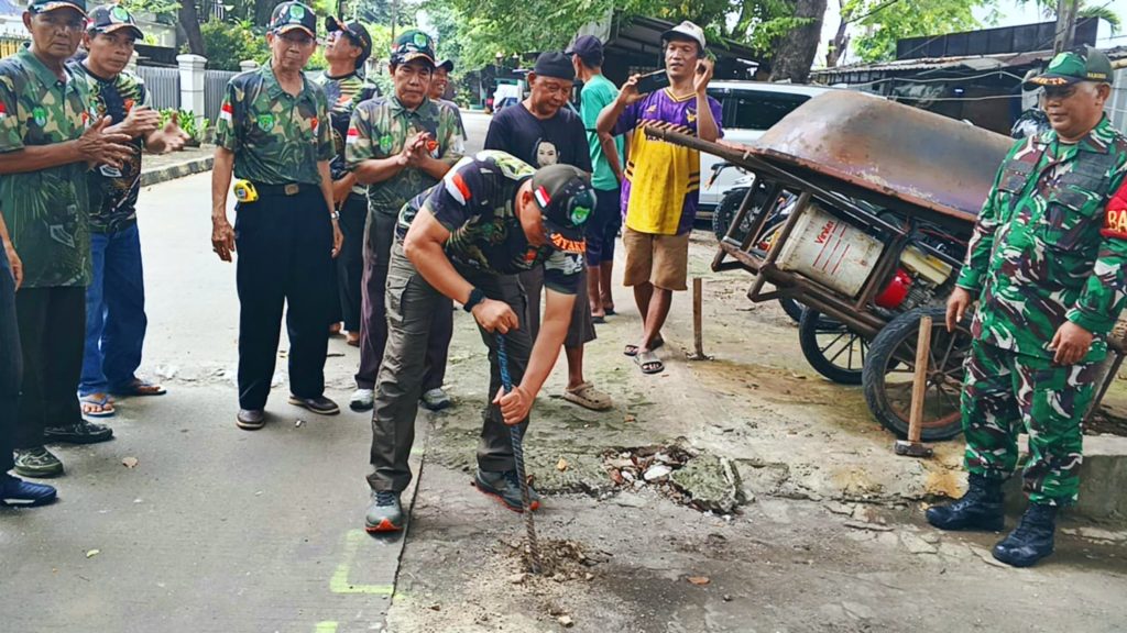 Atasi Kesulitan Masyarakat, Danramil 03/Grogol Petamburan Mayor Inf Manatap Rajagukguk Resmikan Pembangunan Sumur Bor Program “KASAD TNI Manunggal Dengan Air” di Jatipulo