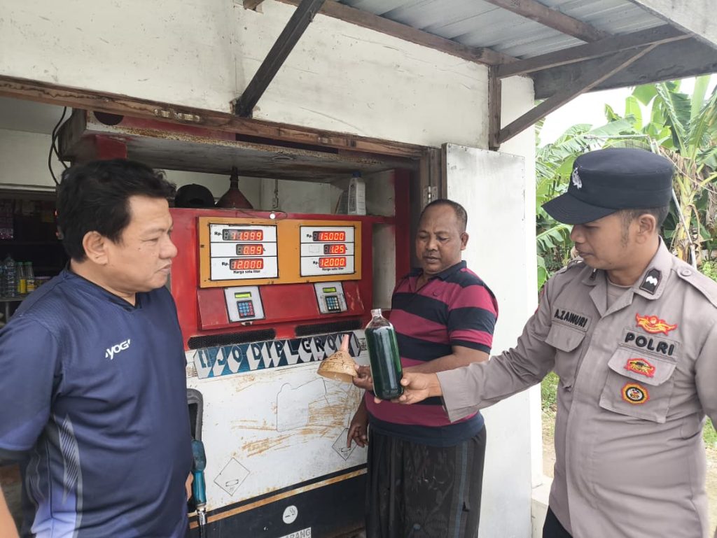 Polsek Karanggeneng Cek Pom Mini di Guci, Pastikan BBM Aman dan Tak Picu Motor Mogok