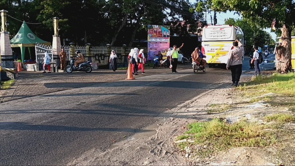 Polsek Maduran Gelar Comander Wish Pagi, Amankan Jalur Depan SMPN 1