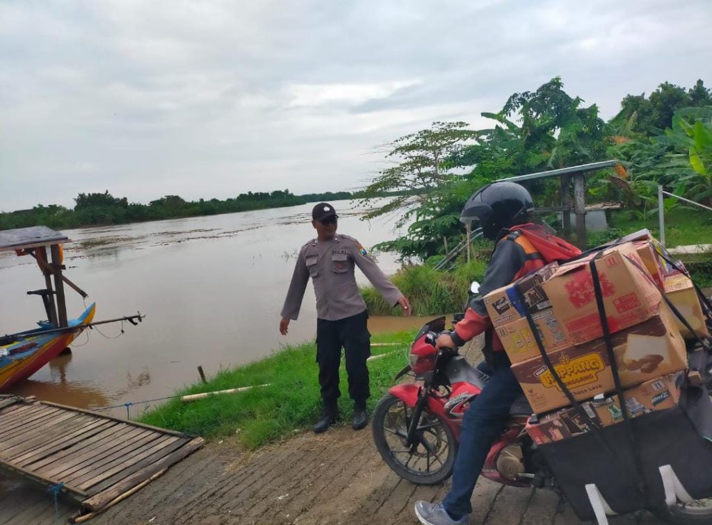 Polsek Maduran Gelar Patroli Presisi Antisipasi Banjir di Desa Pangean