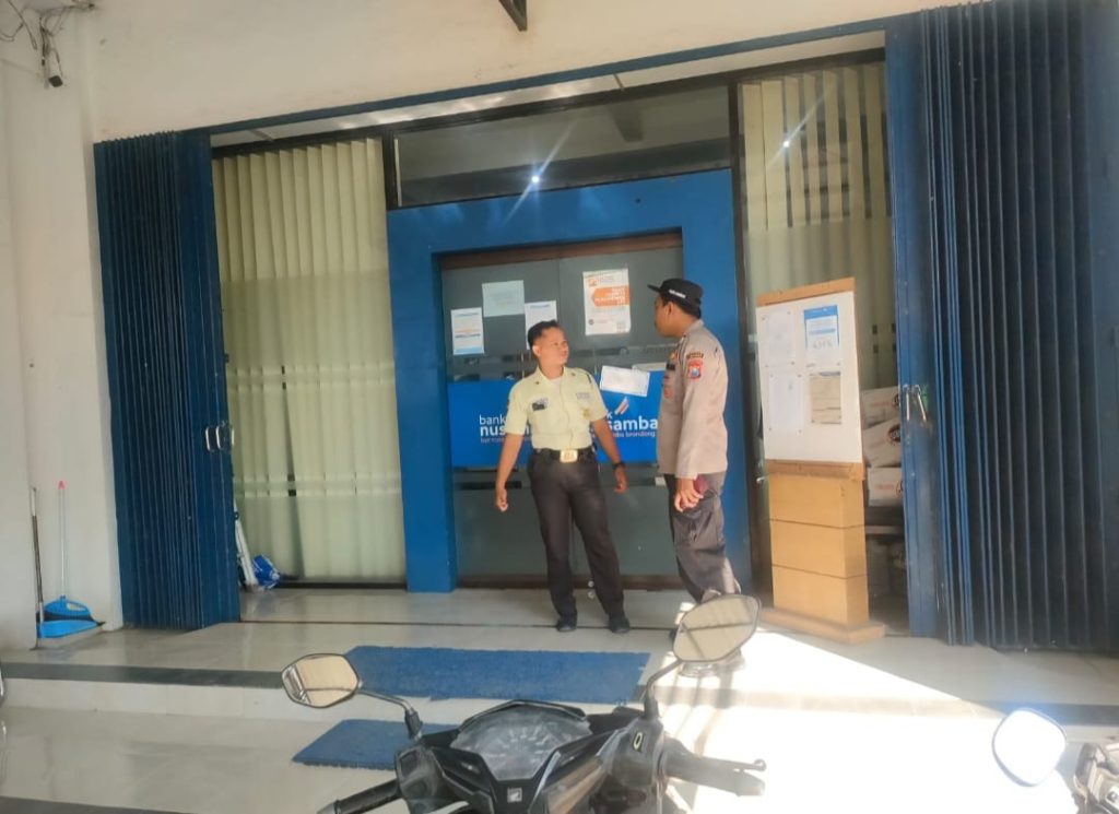Patroli Perintis Presisi Polsek Turi Sambangi Bank dan Pemukiman, Sampaikan Pesan Kamtibmas