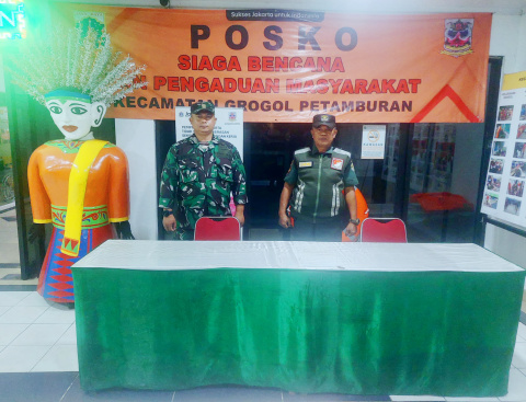 Jaga Wilayah Binaan, Babinsa Koramil 03/Grogol Petamburan Sertu Andri Siskamling Pam Swakarsa Kolaborasi Bersama Linmas