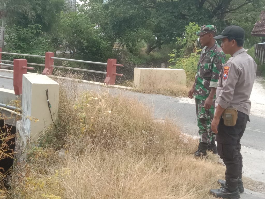 Polsek Turi dan TNI Ajak Warga Jaga Kebersihan Sungai untuk Cegah Banjir