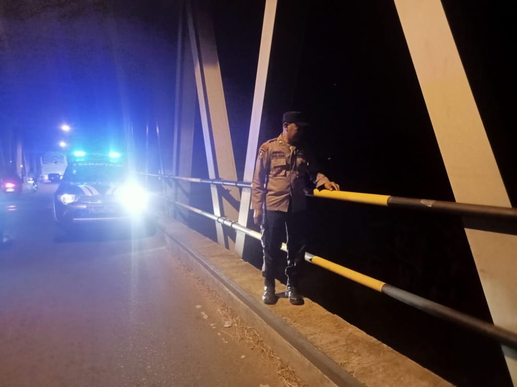 Polsek Karanggeneng Lakukan Pemantauan Bengawan Solo, Kondisi Air Masih Normal