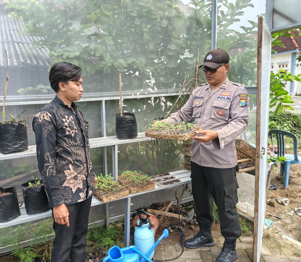 Polsek Maduran Dorong Warga Tanam Pekarangan dengan Tanaman Bergizi, Dukung Program Ketahanan Pangan Nasional