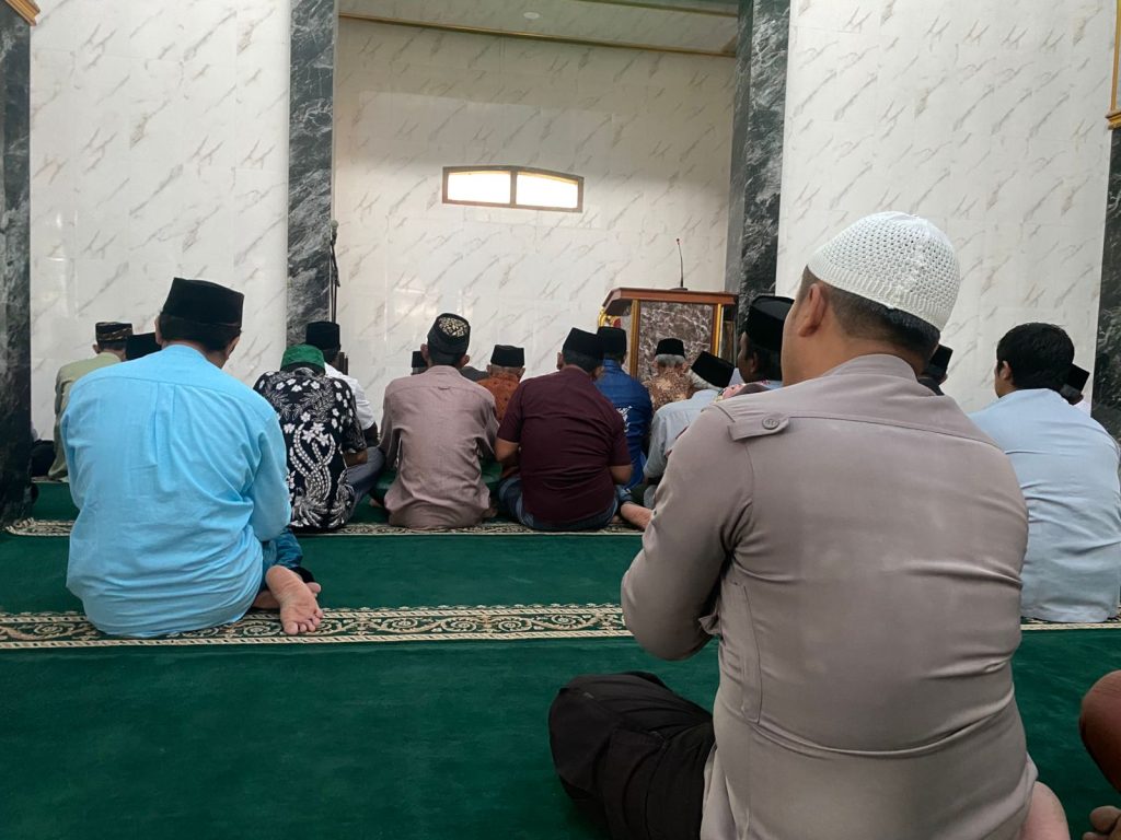Polsek Kalitengah Makmurkan Masjid, Sampaikan Pesan Kamtibmas Lewat Salat Jumat