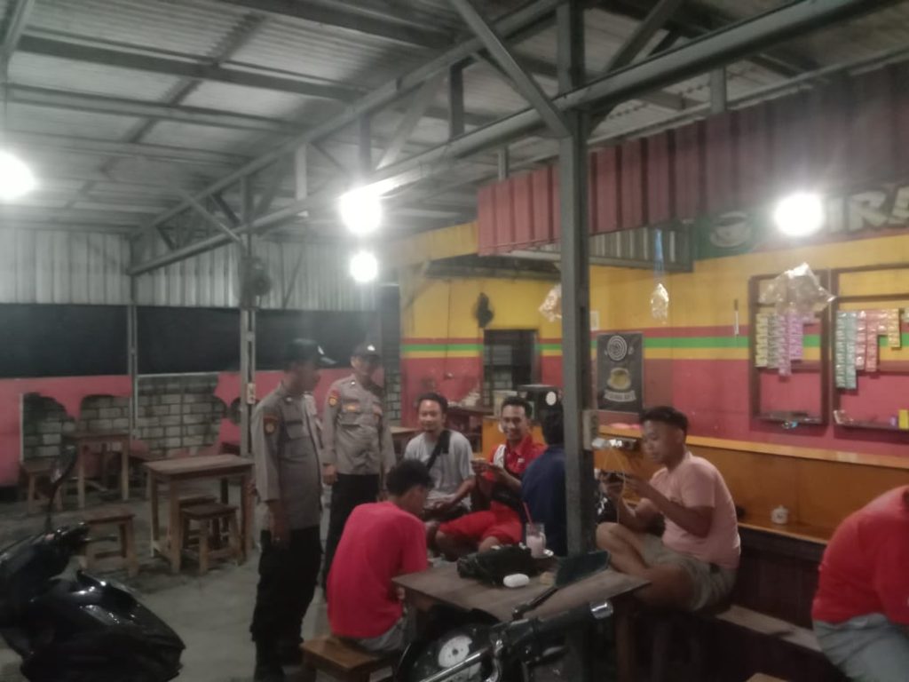 Polsek Turi Gelar Patroli Malam di Warkop, Sampaikan Pesan Kamtibmas dan Antisipasi 3C