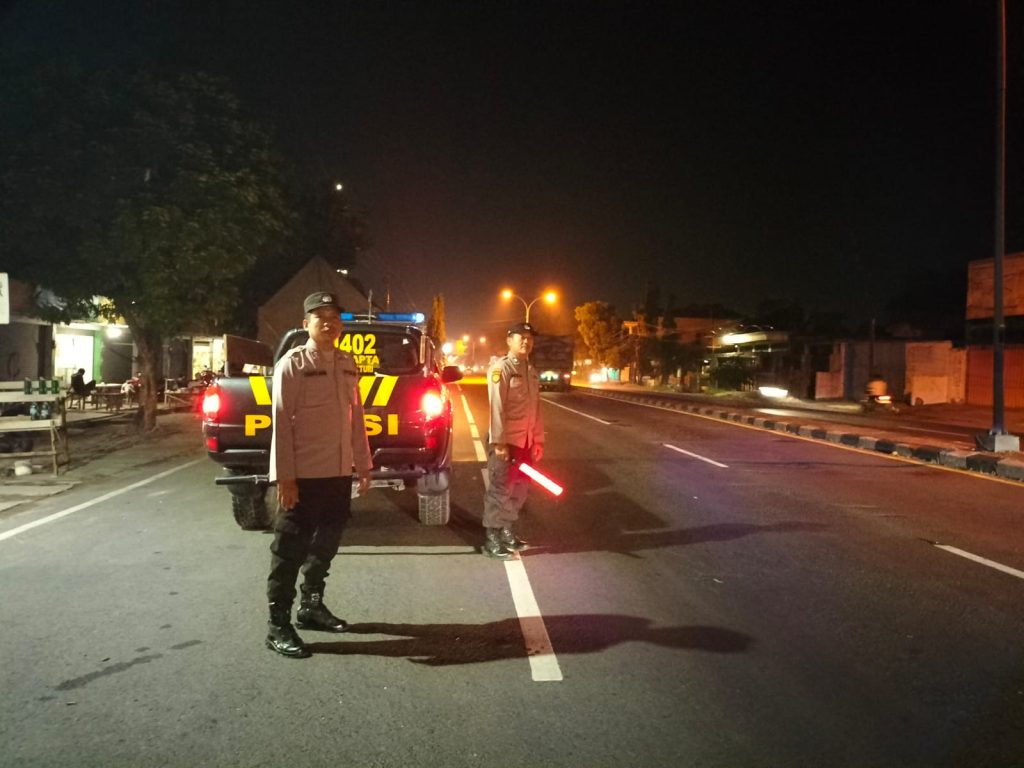 Polsek Turi Gelar Patroli Blue Light, Jaga Keamanan Malam di Jalur Poros Lamongan