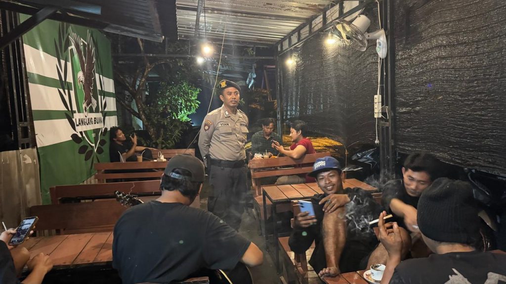 Polsek Maduran Gelar Patroli Dialogis Malam Hari, Ajak Warga di Warkop Jaga Kamtibmas