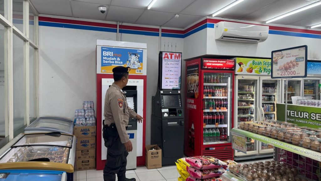 Polsek Maduran Laksanakan Patroli Perintis Presisi, Sasar Objek Vital dan Pemukiman Warga di Malam Hari