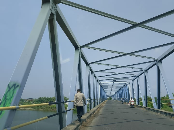 Pantau Debit Air Bengawan Solo, Polsek Karanggeneng Pastikan Kondisi Masih Aman dan Terkendali