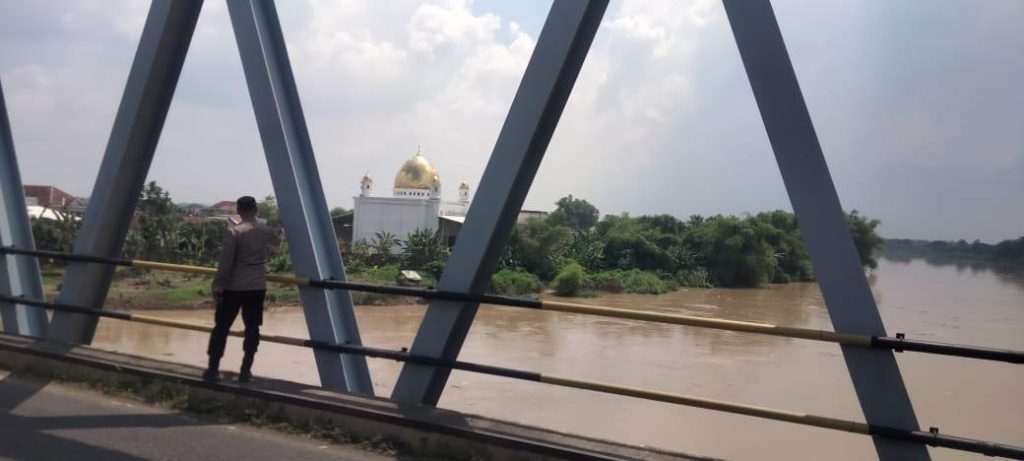 Air Bengawan Solo Terpantau Normal, Polsek Karanggeneng Intensifkan Pengecekan Ketinggian Sungai