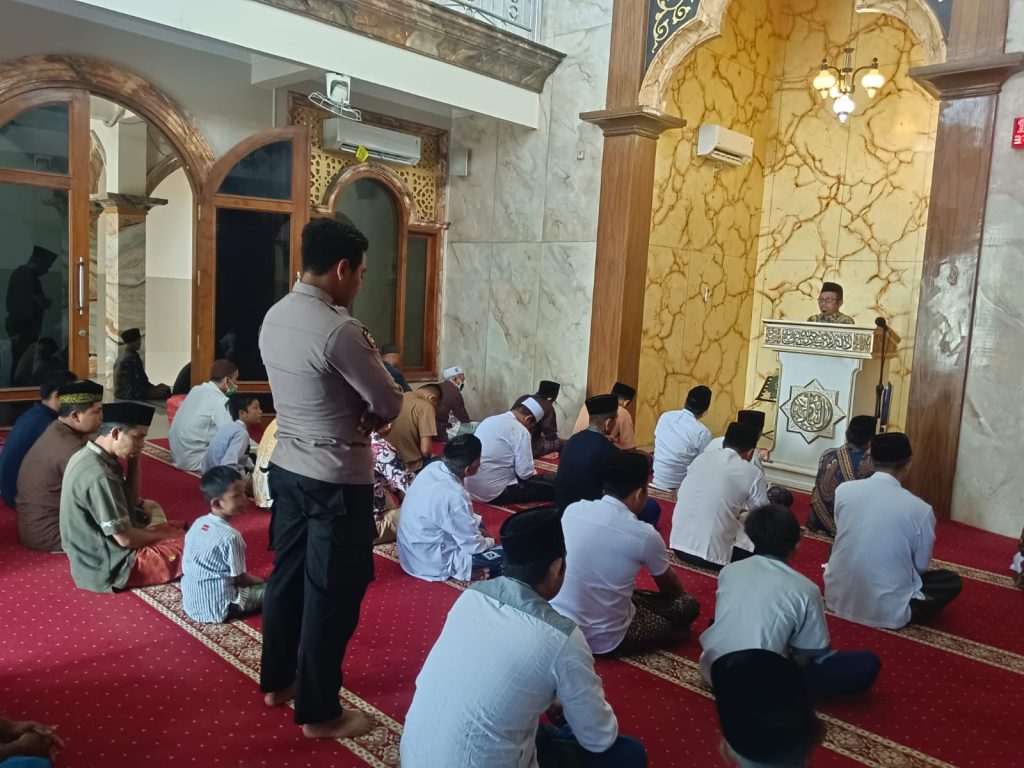 Pengamanan Sholat Jumat di Sumberwudi, Polsek Karanggeneng Sampaikan Pesan Kamtibmas kepada Jamaah