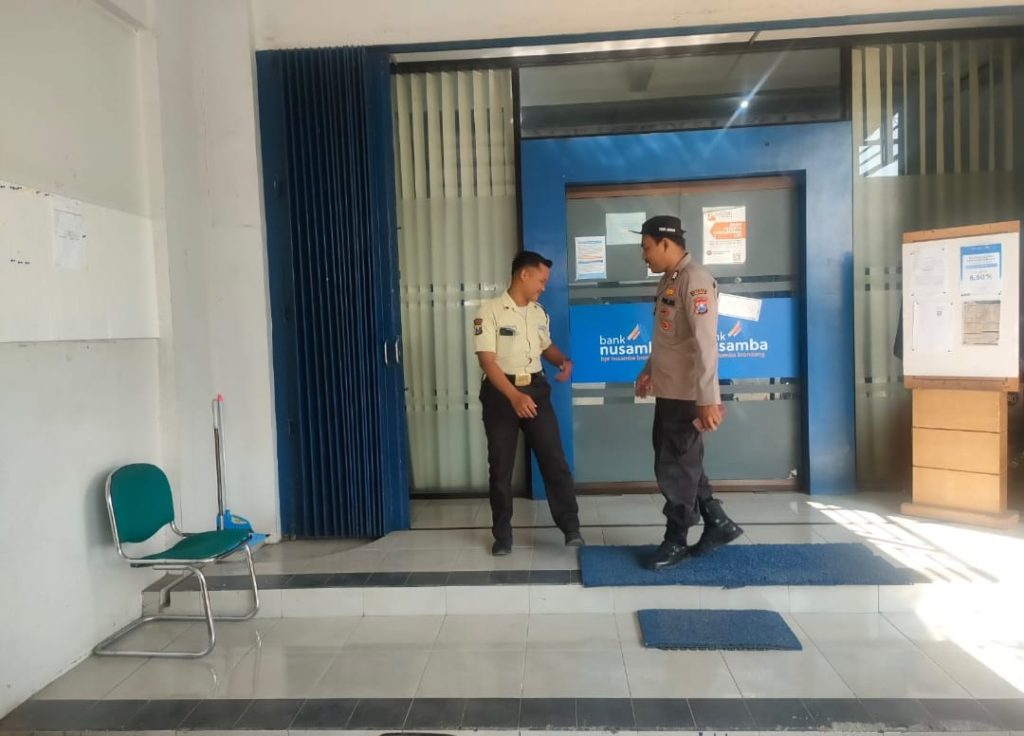Polsek Maduran Tingkatkan Keamanan Lewat Patroli Perbankan dan Pemukiman di Dua Desa
