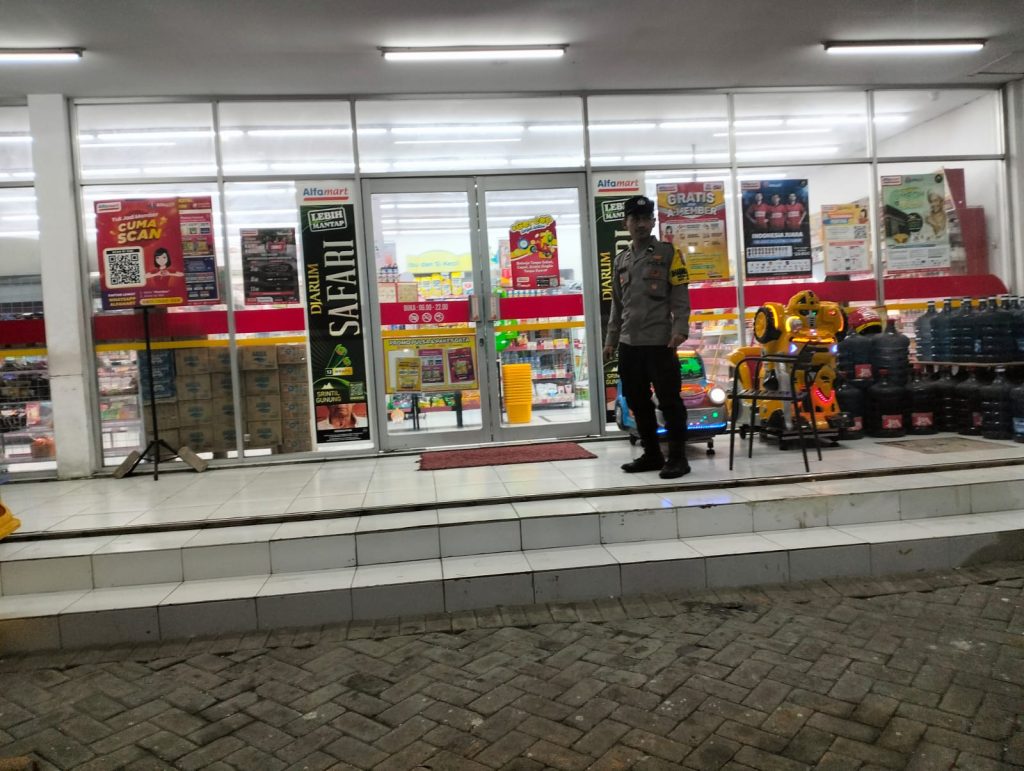 Patroli Perintis Presisi Polsek Maduran Tingkatkan Keamanan Obvit dan Pemukiman di Malam Akhir Pekan