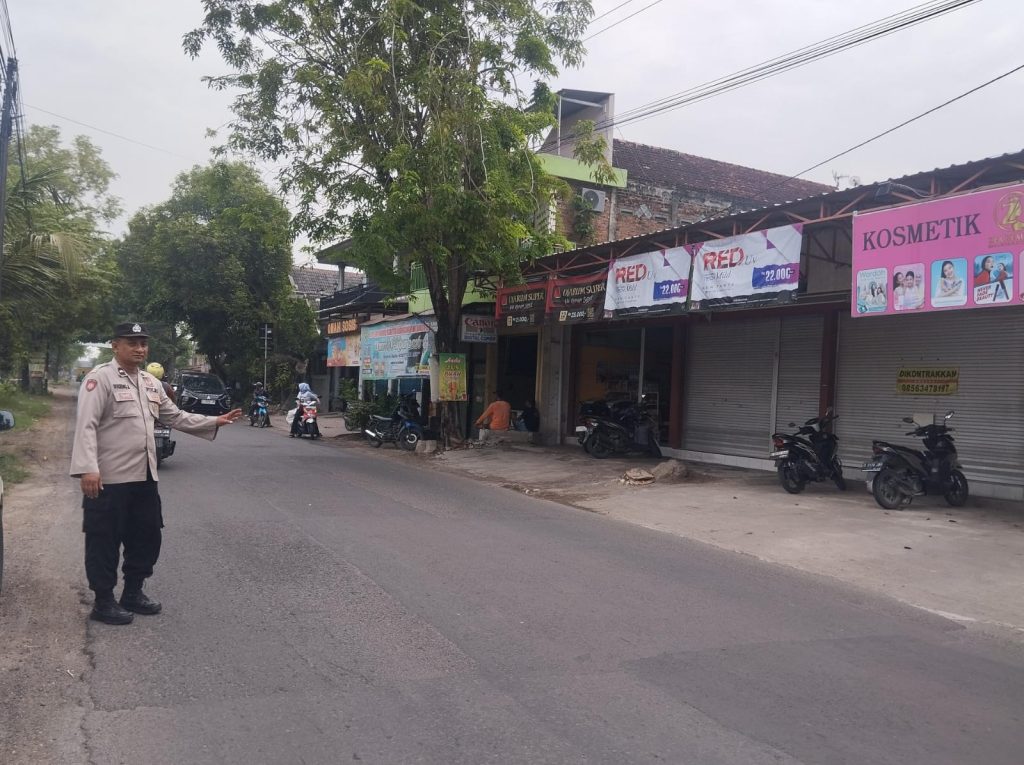 Polsek Karanggeneng Laksanakan Commander Wish Pagi, Atur Lalin dan Layani Penyeberang Jalan