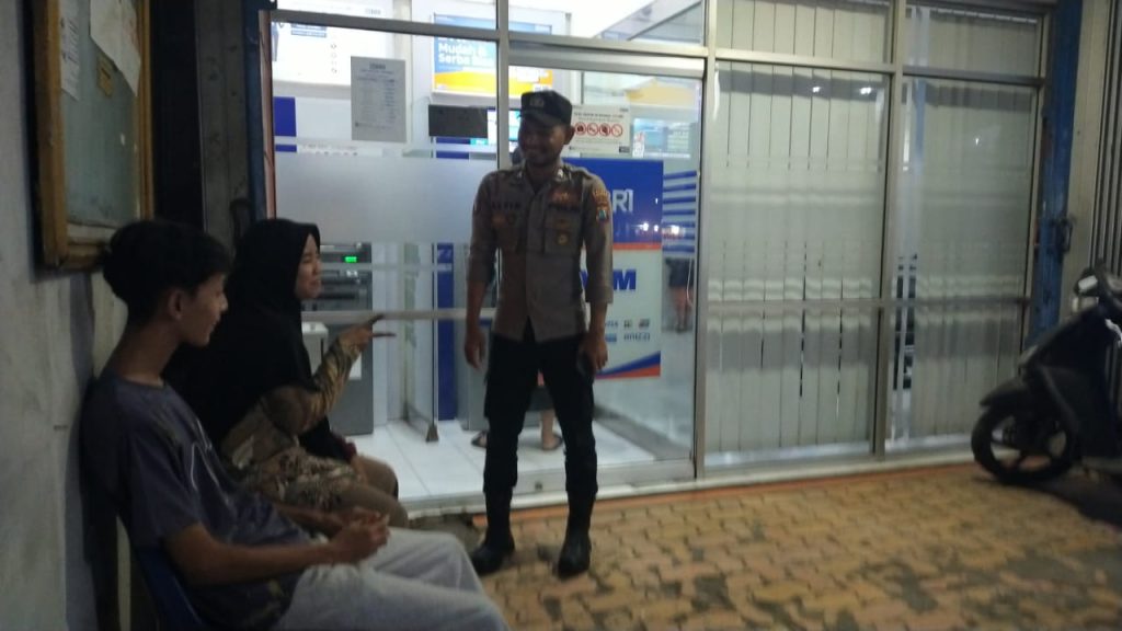 PATROLI DIALOGIS POLSEK MADURAN SAMBANGI WARUNG DAN PERTOKOAN, PERKUAT IMBAUAN KAMTIBMAS DI MALAM HARI