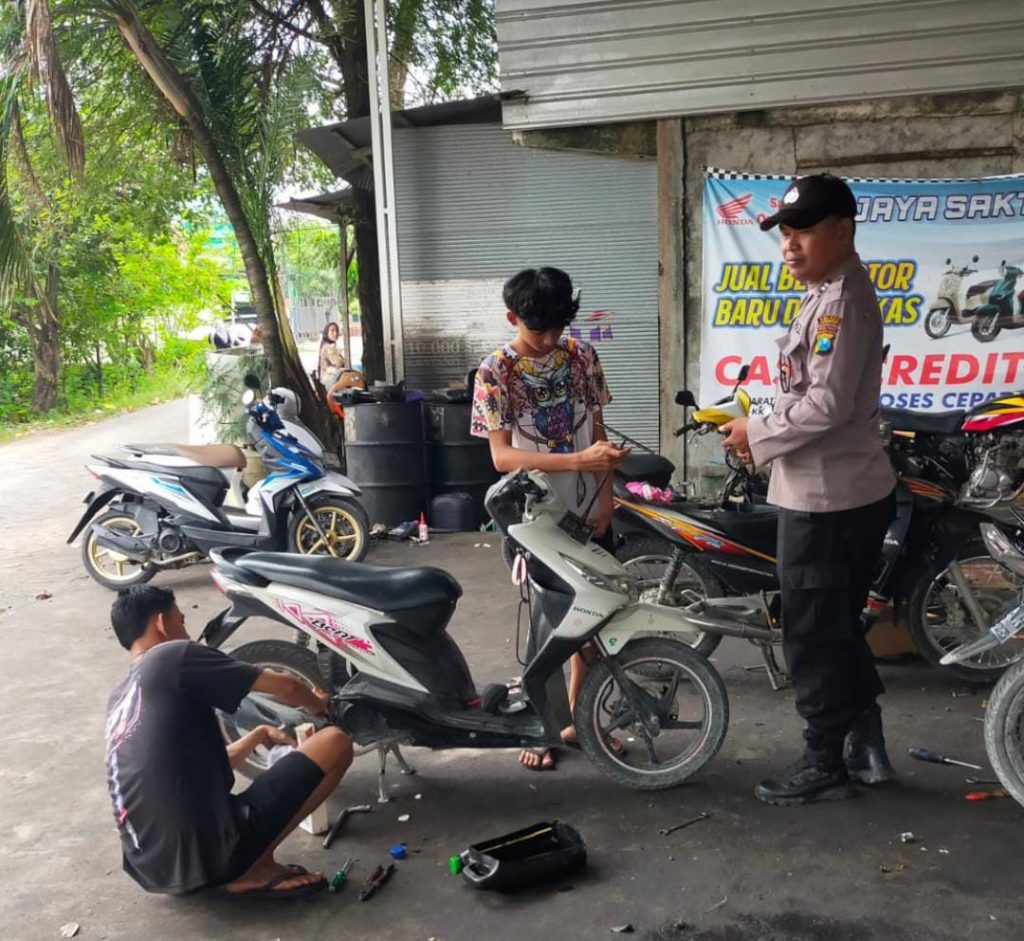 PATROLI DIALOGIS POLSEK MADURAN PERKUAT HIMBAUAN KAMTIBMAS DAN ANTISIPASI CURANMOR DI MUSIM CUACA TAK MENENTU