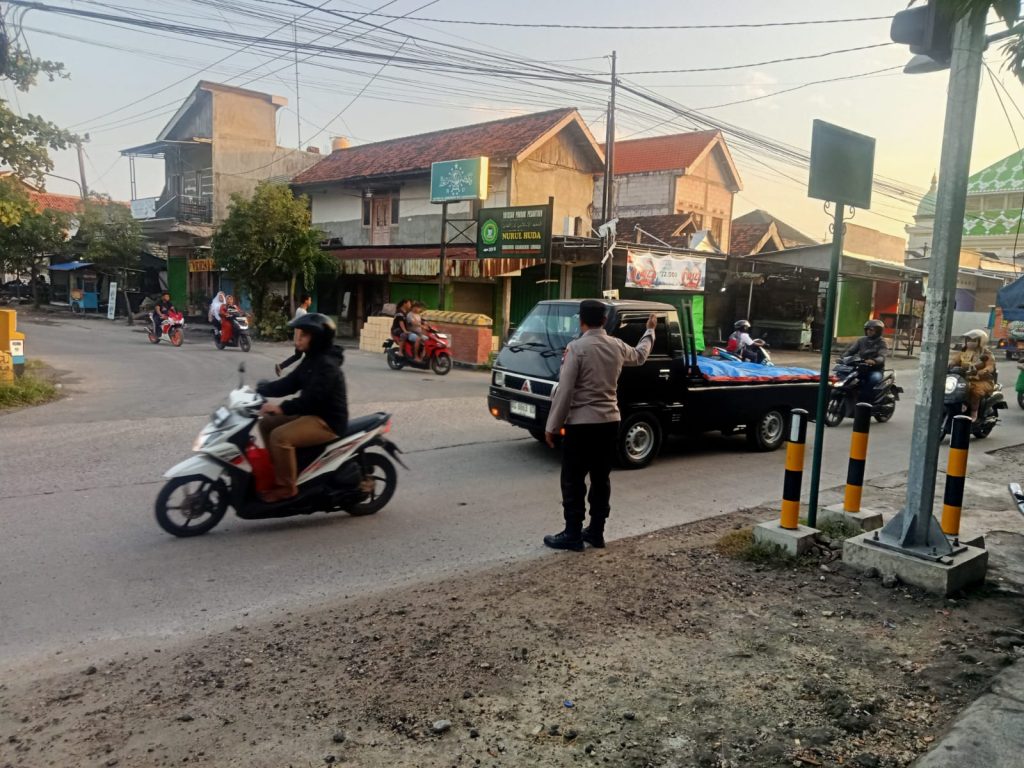 Turunkan Kemacetan Pagi, Polsek Karanggeneng Gelar Pengaturan Lalin di Jalan Raya Sumberwudi