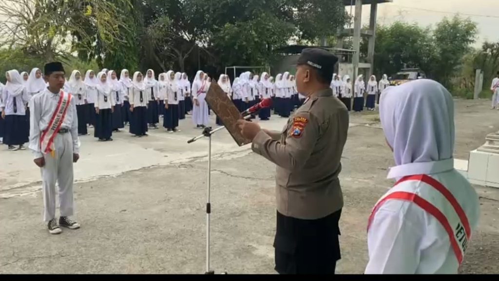 Kanit Binmas Polsek Kalitengah Jadi Pembina Upacara di MTs Sunan Drajat, Tekankan Disiplin Pelajar dan Tertib Berlalu Lintas