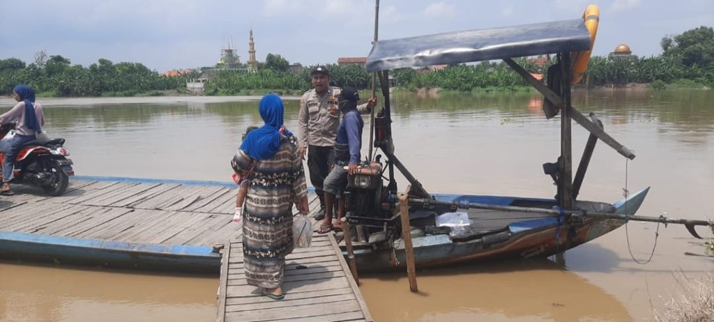 Patroli Perintis Presisi Polsek Maduran Sisir Desa Pangean, Antisipasi Banjir di Musim Penghujan