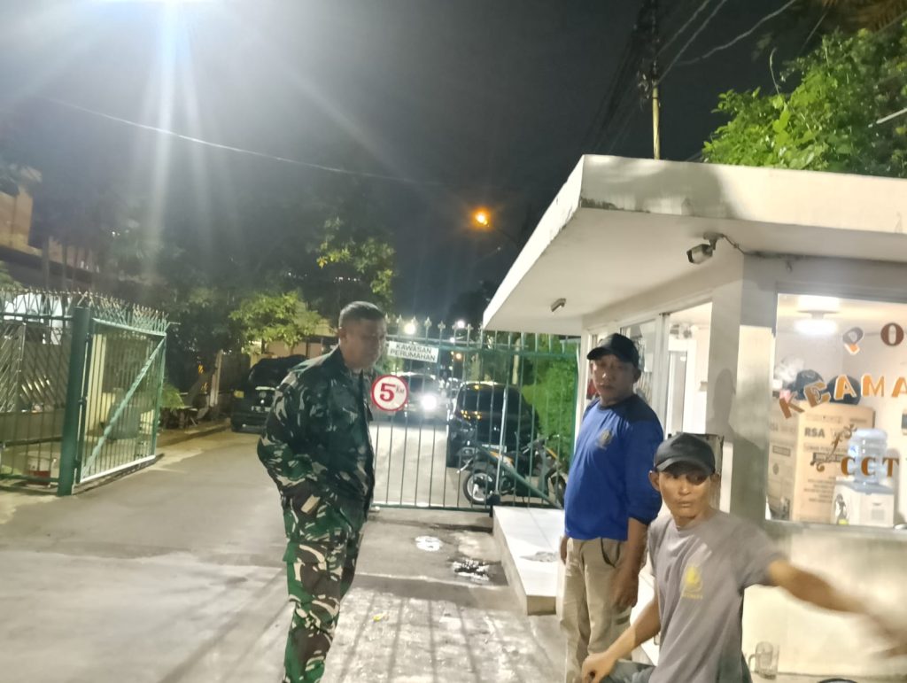 Jaga Keamanan Wilayah, Babinsa Koramil 03/Grogol Petamburan Pam Swakarsa Siskamling Bersama Komduk