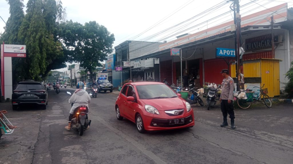 Polsek Karanggeneng Gelar Commander Wish Pagi, Atur Arus Lalu Lintas Depan Pasar Cendere