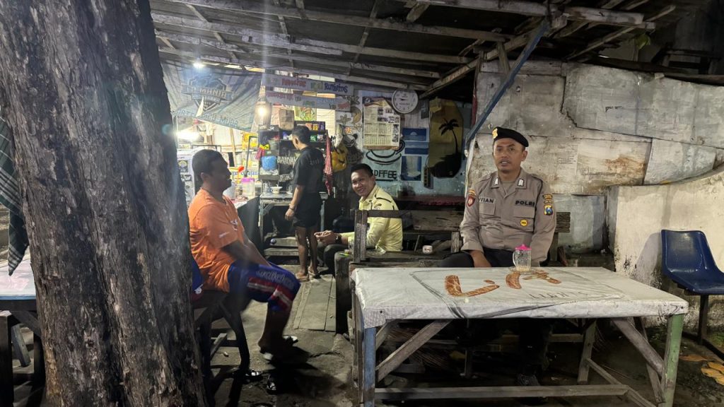 Polsek Maduran Gelar Patroli Dialogis Malam, Warga di Warung Kopi Diimbau Tingkatkan Kewaspadaan Kamtibmas