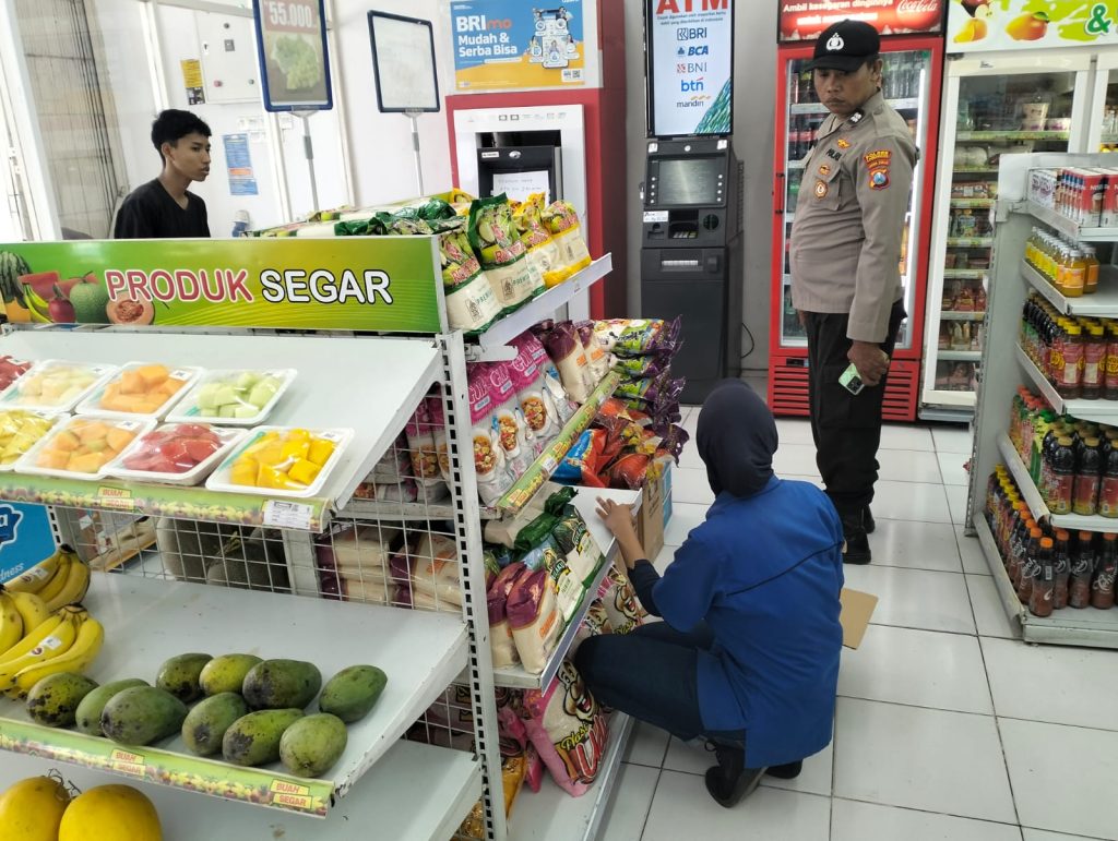 Polsek Maduran Gencarkan Patroli Siang di Obyek Vital dan Pemukiman, Warga Diberi Imbauan Kamtibmas