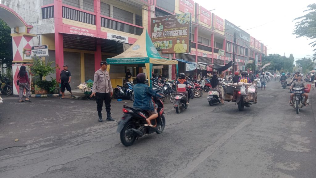 Polsek Karanggeneng Lakukan Pengaturan Lalu Lintas Pagi di Depan Pasar Cendere, Arus Kendaraan Berjalan Lancar
