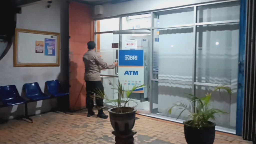 Sasar Bank BRI dan Pemukiman Parengan, Petugas Sampaikan Imbauan Kamtibmas