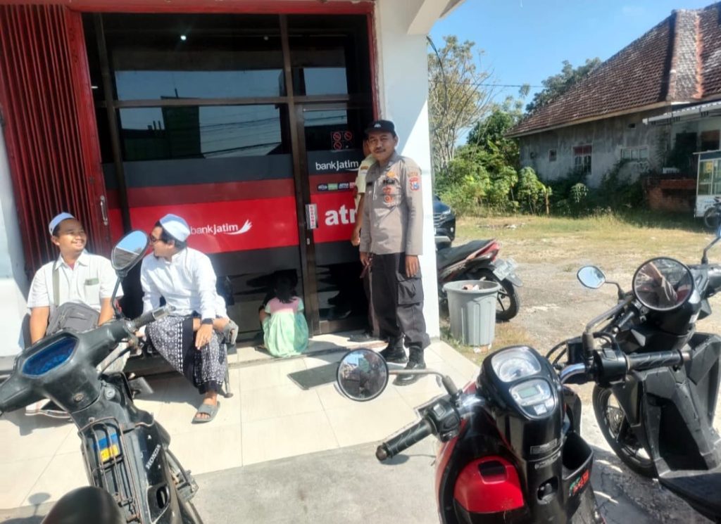 Bank Jatim dan Dua Desa Jadi Sasaran Patroli Siang Hari Polsek…Petugas Sampaikan Imbauan Kamtibmas untuk Cegah Gangguan Keamanan