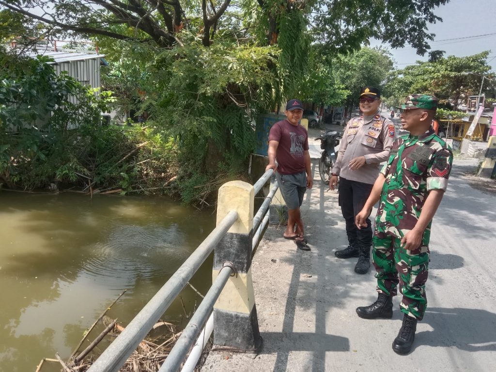 Cegah Banjir Musim Hujan, Polsek Turi Patroli Sungai dan Ingatkan Warga di Jembatan Tawangrejo