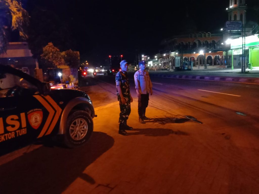 Patroli Bluelight Sisir Jalur Keramaian Turi, Polisi dan TNI Jaga Malam Warga Tetap Aman