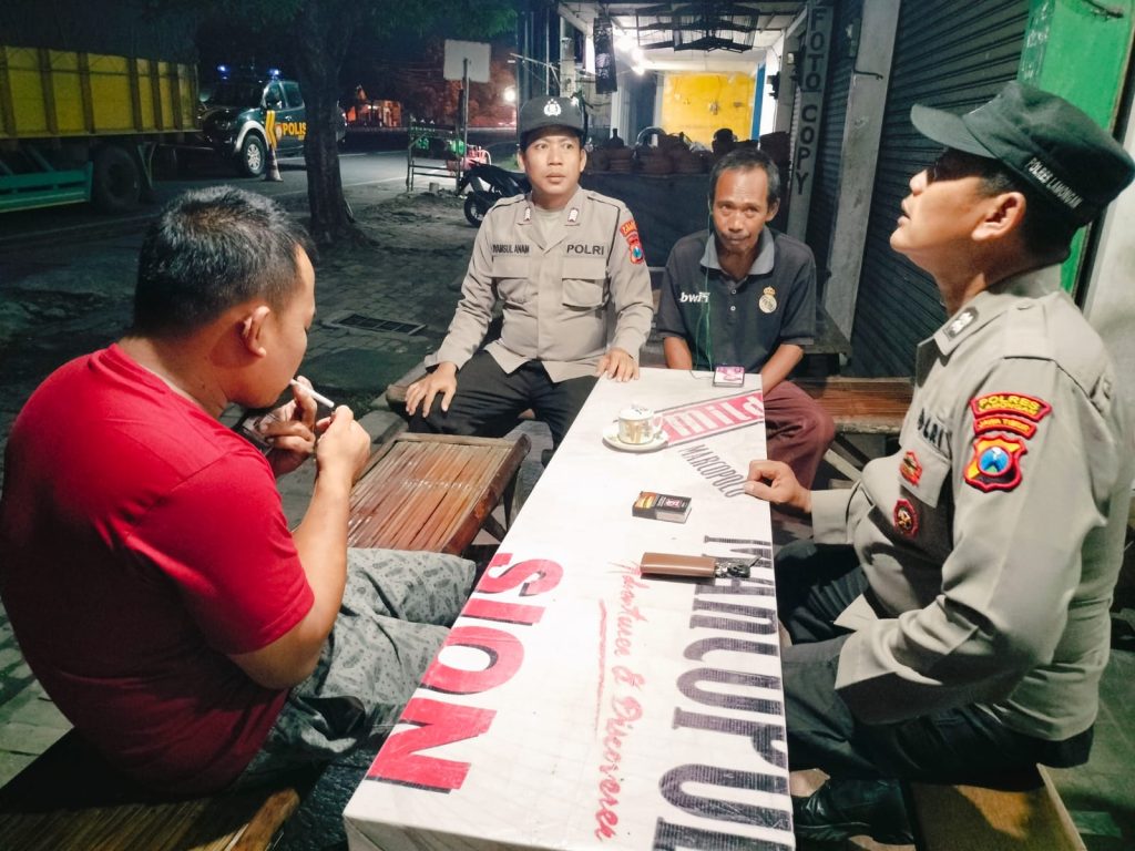 Patroli Malam Polsek Turi Sambangi Warkop, Warga Diimbau Tingkatkan Kewaspadaan Lingkungan