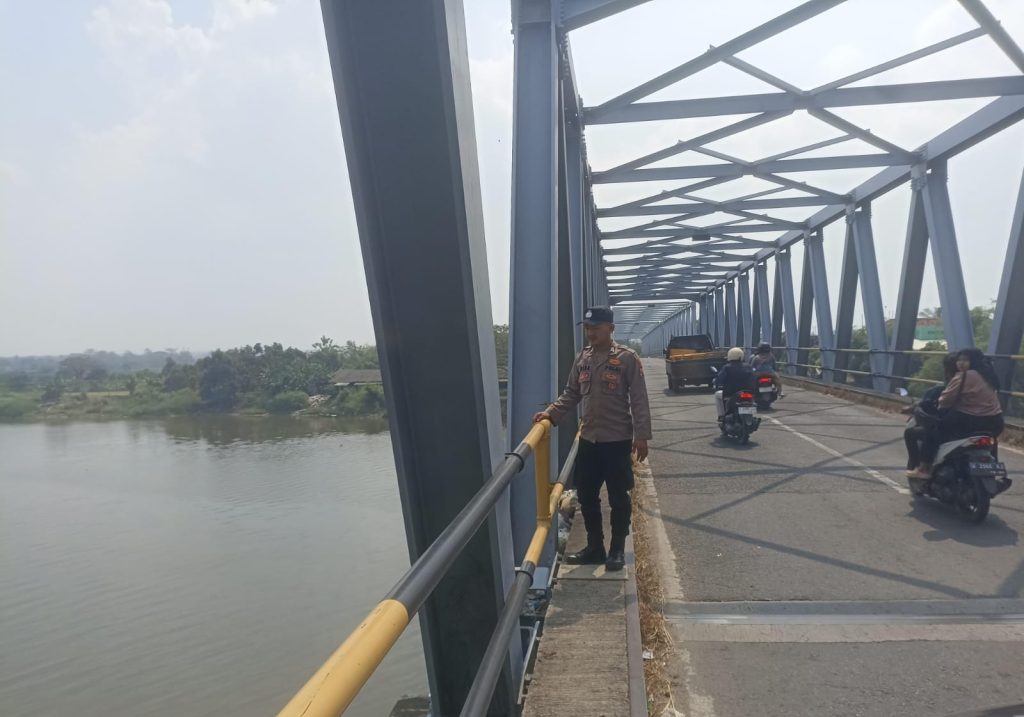 Debit Air Bengawan Solo di Karanggeneng Masih Normal, Polsek Pantau Langsung di Pasar Mertani