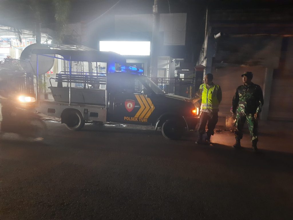 Patroli Blue Light Malam Hari Polsek Turi Amankan Jalan Poros dan Tempat Keramaian
