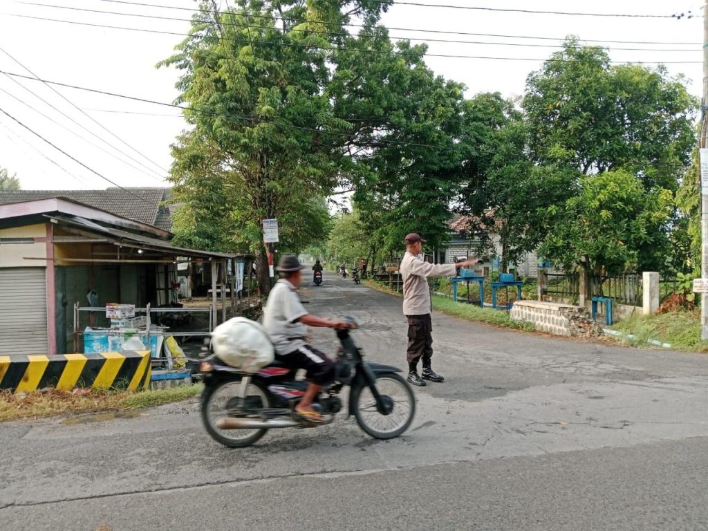 Polsek Dukun Laksanakan Commander Wish Pagi, Atur Lalu Lintas dan Bantu Penyeberangan di Desa Dibee