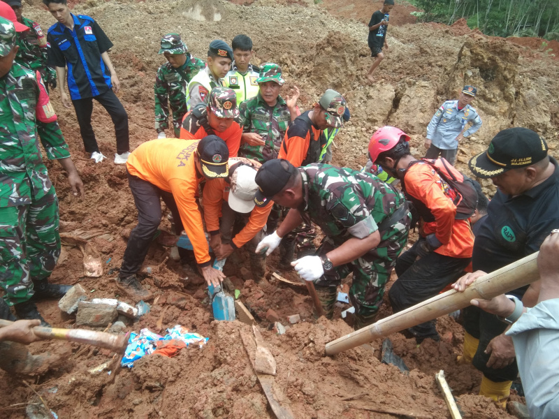 Personel Kodam IV/Diponegoro Berjuang di Garis Depan Longsor Cibeunying