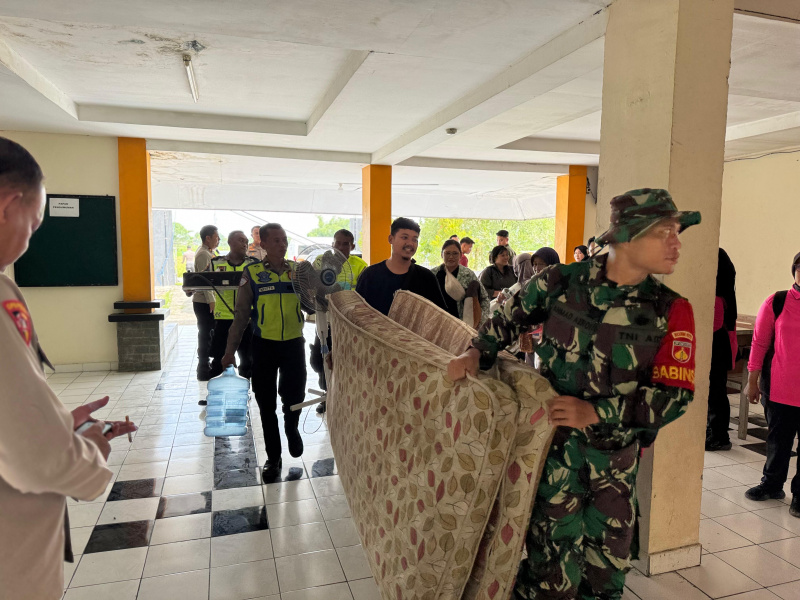Polres Blora Evakuasi 10 KK Korban Longsor di Cepu