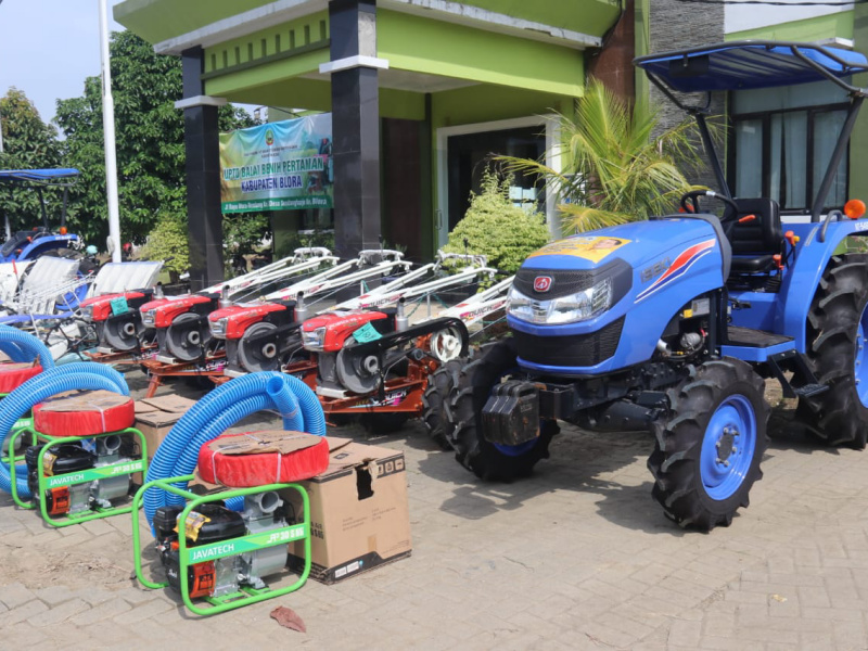 Petani Blora Terima Bantuan Ratusan Alsintan dari Kementerian Pertanian RI