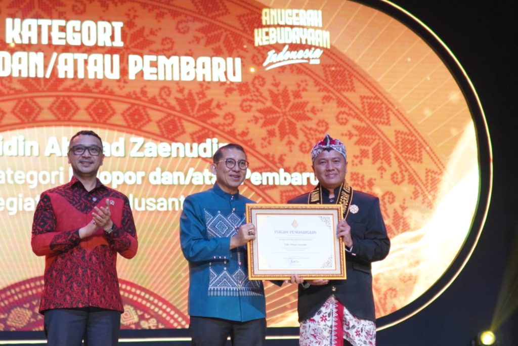 Busana Khas Lamongan Guncang Panggung Nasional, Putra Daerah Raih Anugerah Kebudayaan Indonesia 2025