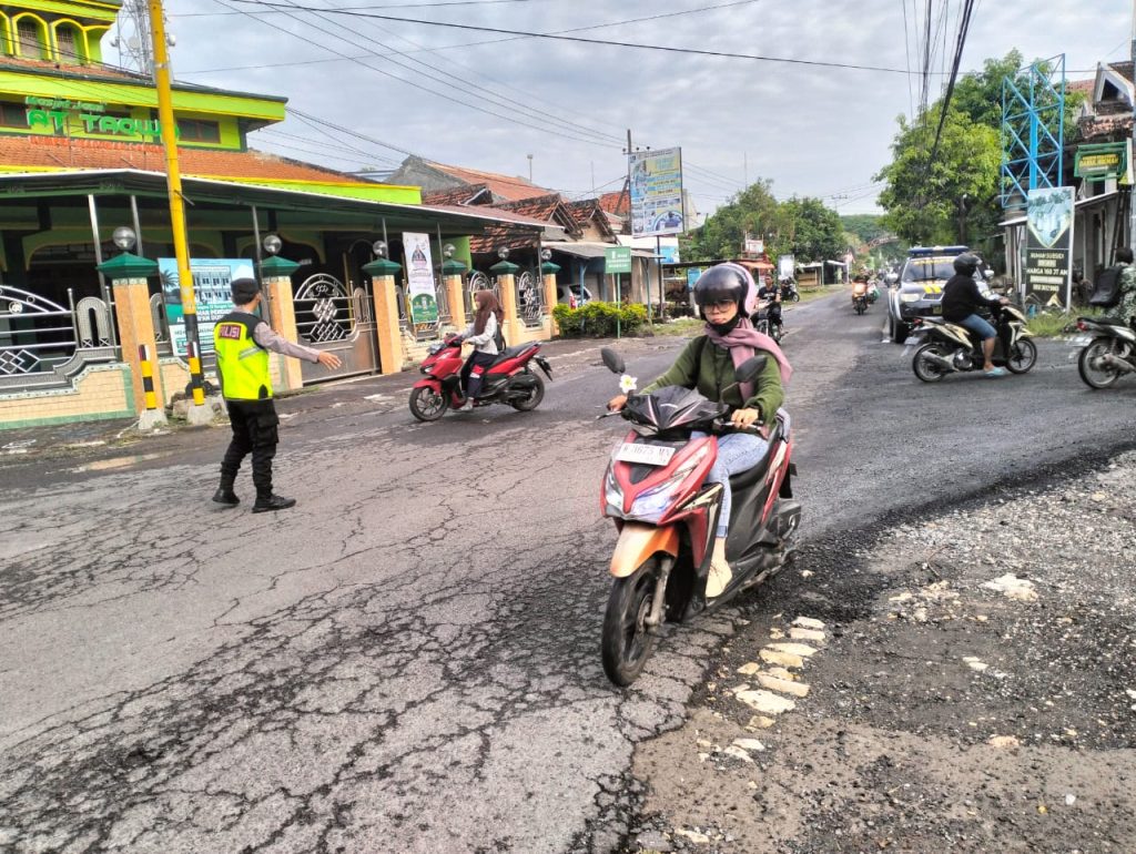 Pagi Dini Hari di Simpang Dempel: Dua Polwan Maduran Atur Lalin, Arus Pagi Lancar Tanpa Hambatan